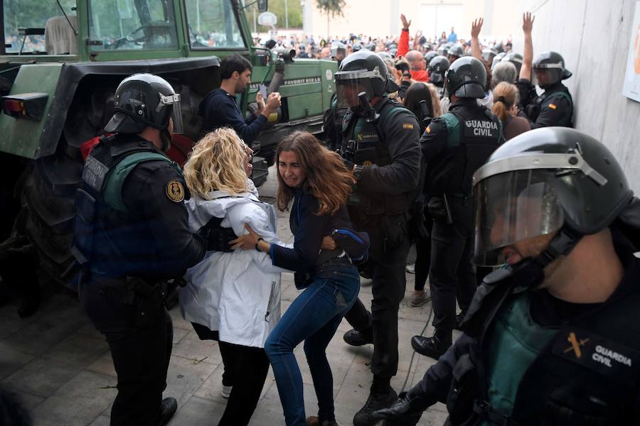 Los agentes retiran a los concentrados de la zona más cercana a los colegios electorales entre gritos de «independencia» y «queremos votar»