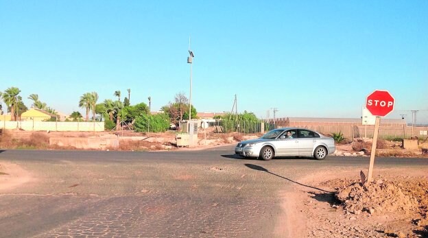 Un coche circula por el cruce de la carretera que une La Aparecida y La Puebla.