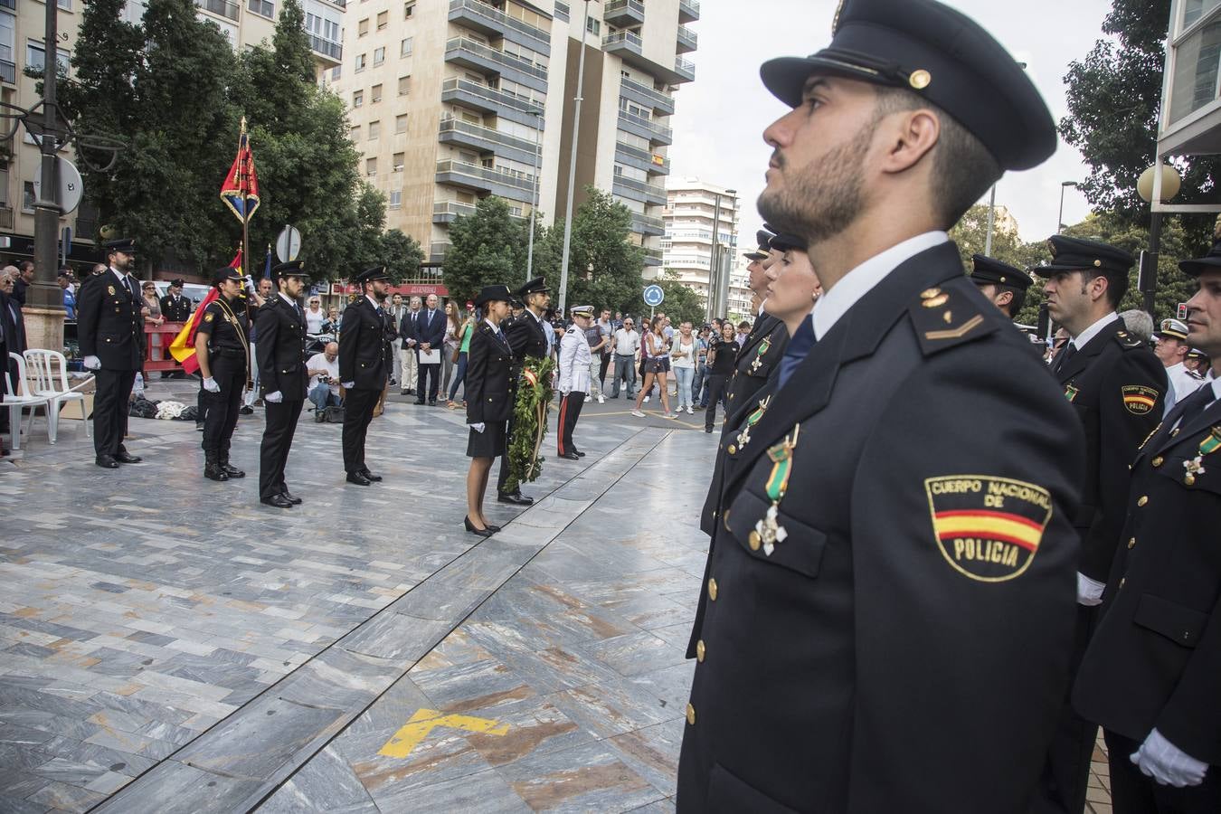 Los actos de la festividad policial fueron celebrados en la calle del Carmen, frente a la escultura de los Ángeles Custodios, de Juan José Quirós.