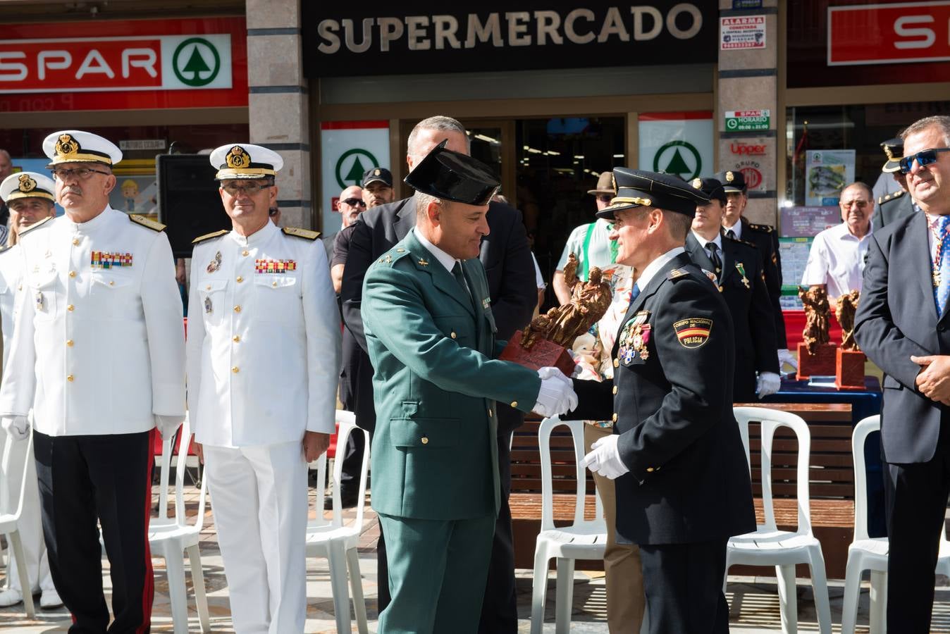 Los actos de la festividad policial fueron celebrados en la calle del Carmen, frente a la escultura de los Ángeles Custodios, de Juan José Quirós.