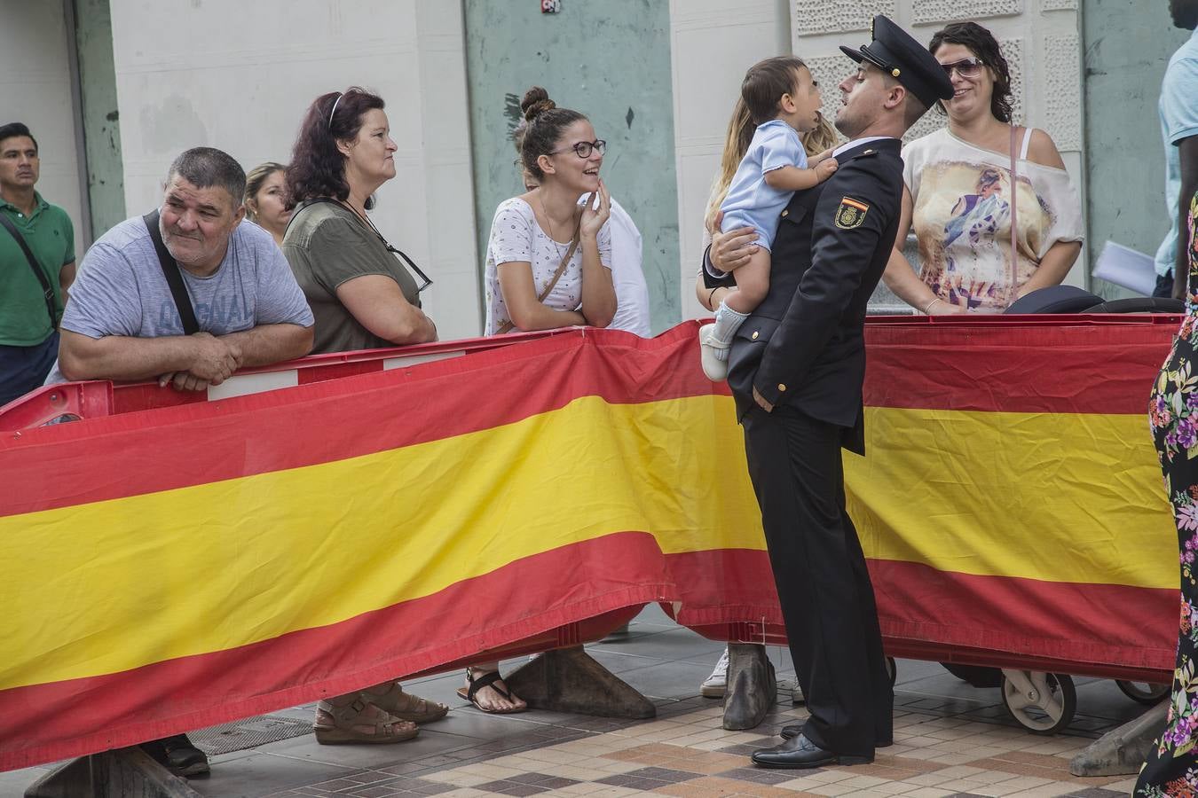 Los actos de la festividad policial fueron celebrados en la calle del Carmen, frente a la escultura de los Ángeles Custodios, de Juan José Quirós.