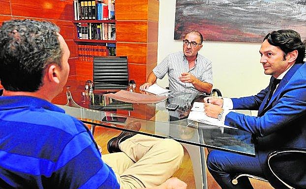 José Ríos (de espaldas), Jesús López y el abogado Isaac Abad, en el bufete del letrado.