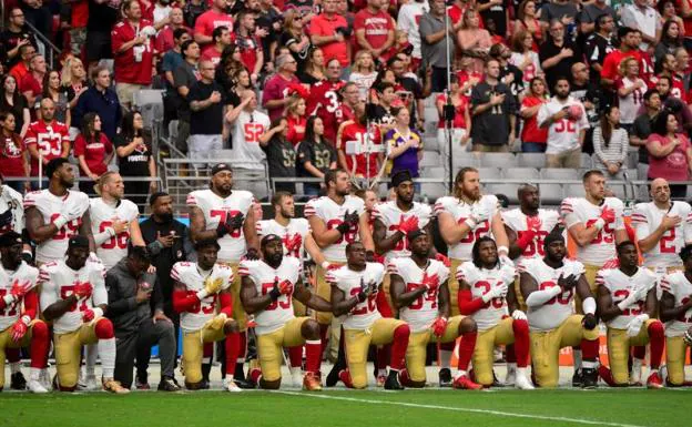 Los jugadores de los 49ers de San Francisco, durante el himno de Estados Unidos. 
