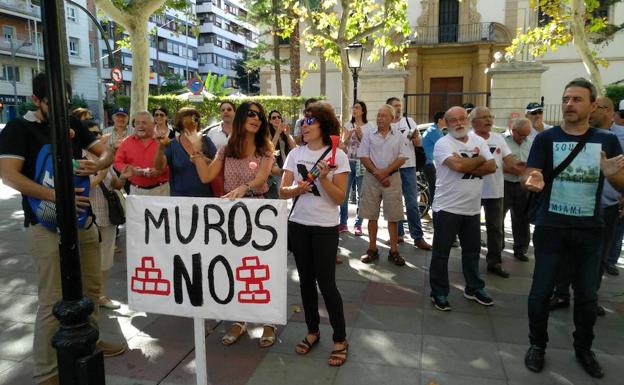 Vecinos se manifiestan frente a la Delegación del Gobierno. 