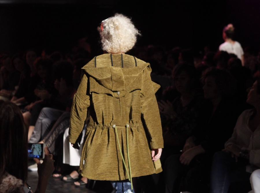 El Centro Párraga de Murcia acogió el pasado fin de semana la plataforma de moda Bloque 2017, en el que firmas como Las Culpas presentaron su nueva colección. Según sus diseñadores, esta línea «recapacita sobre el lenguaje de los uniformes, del grupo y la educación». «Habla sobre el poder que el 99% de la gente tiene en sus manos; habla de huir de la alineación y de la imposición del sistema capitalista y patriarcal que se te "brinda" al nacer»