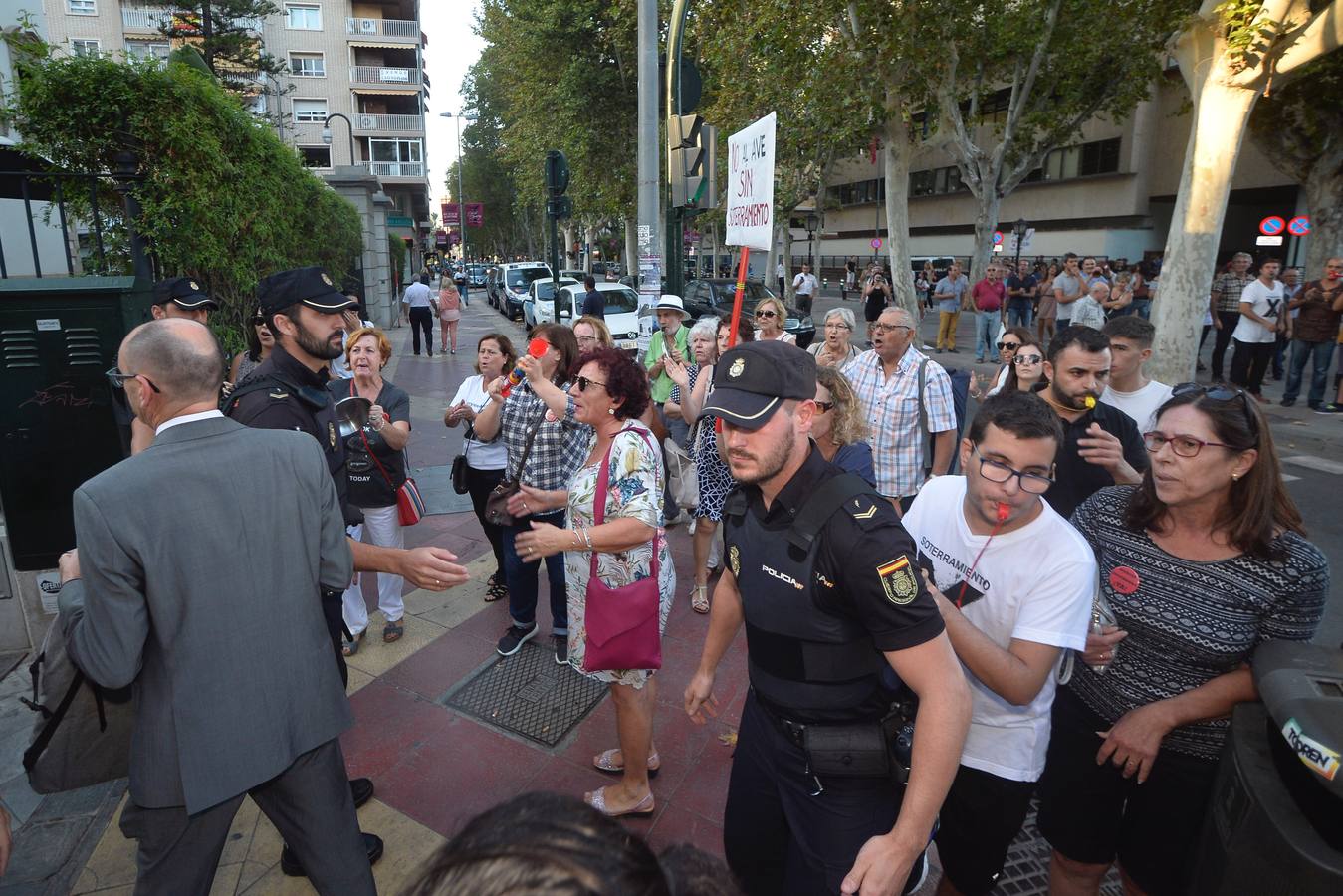 Las tres administraciones acuerdan agilizar los trámites para financiar la operación y para acelerar la urbanización de los terrenos liberados; se hará un concurso para que los vecinos decidan los usos futuros