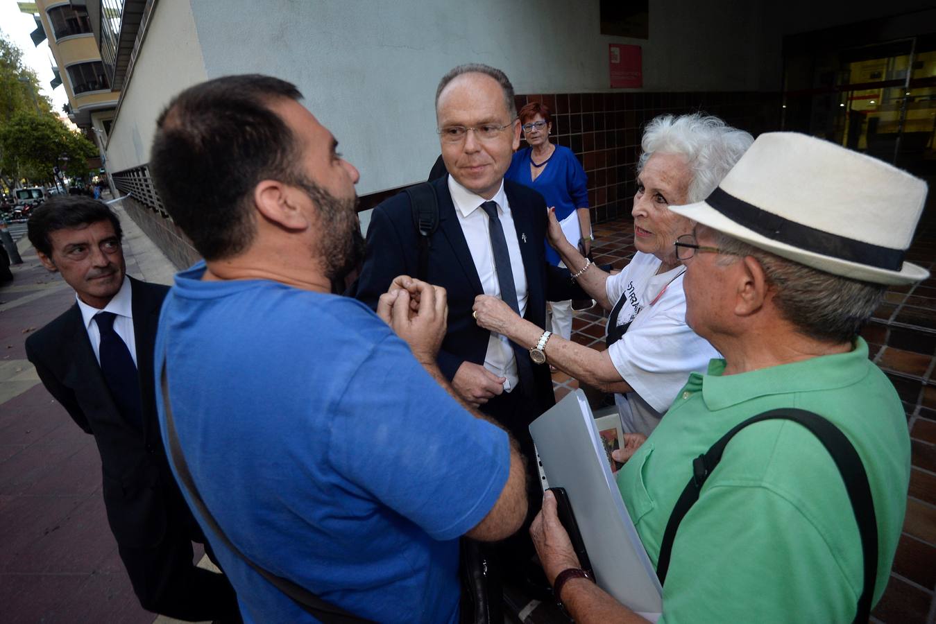 Las tres administraciones acuerdan agilizar los trámites para financiar la operación y para acelerar la urbanización de los terrenos liberados; se hará un concurso para que los vecinos decidan los usos futuros