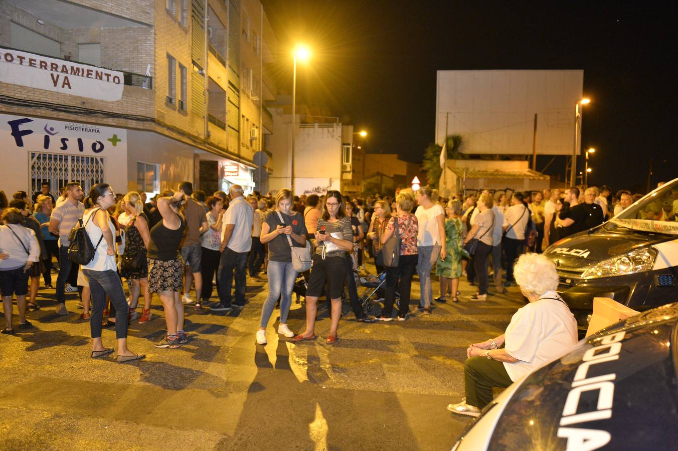 Los vecinos vuelven a salir a la calle este lunes por la noche para protestar por el soterramiento.