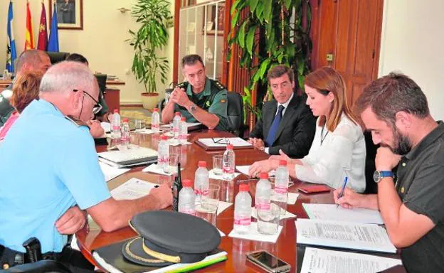 Moreno (2d) y el delegado del Gobierno, Antonio Sánchez-Solís (3d), durante la reunión. 