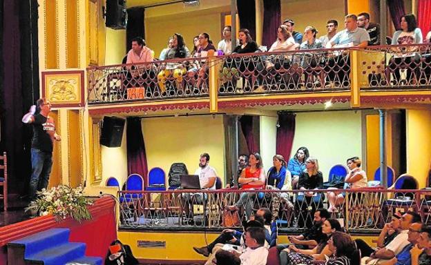 El cocinero Andoni Luis Aduriz se dirige a los asistentes al evento gastronómico, ayer, en el Thuiller. 