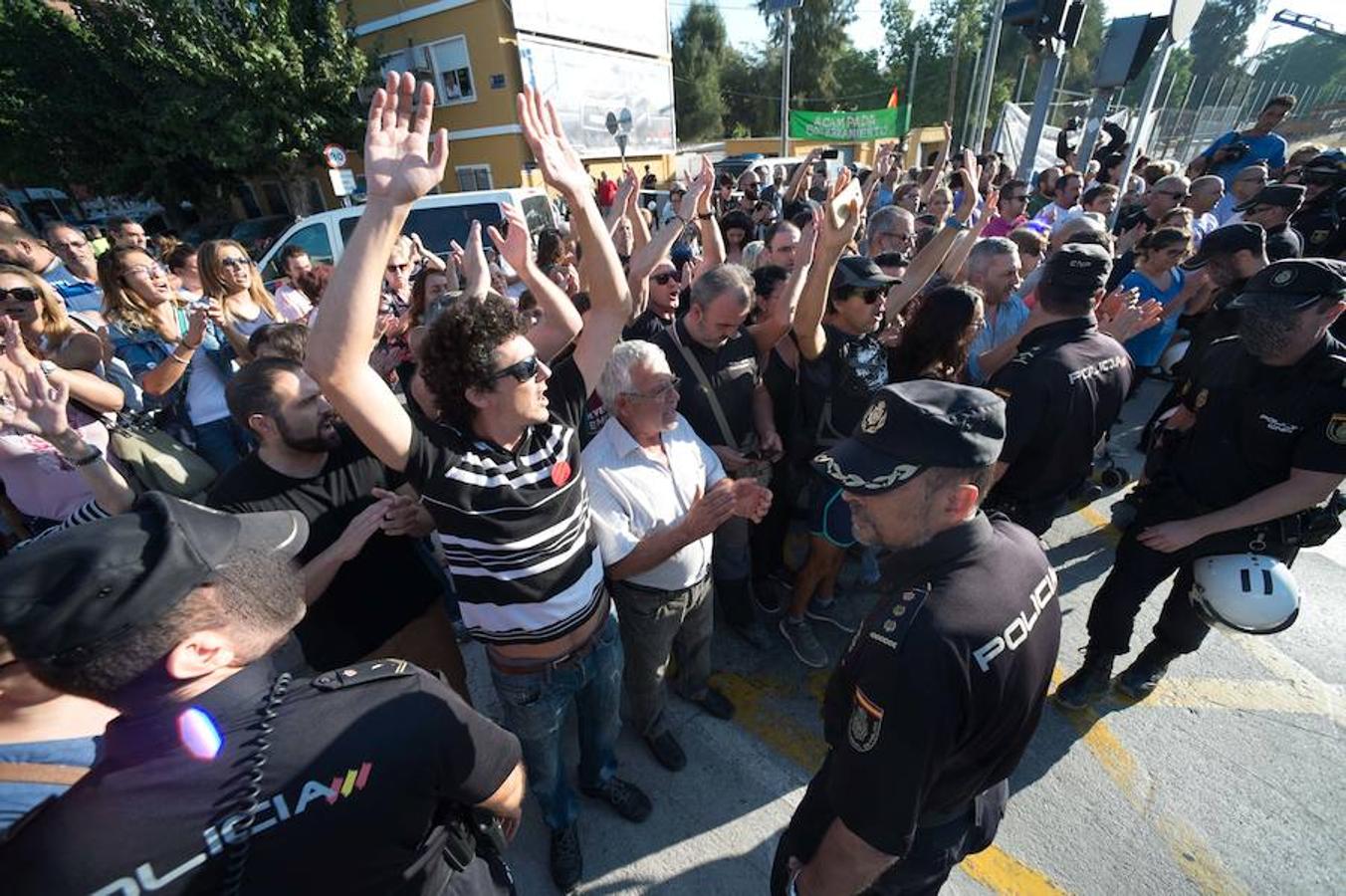 La reanudación de las obras ha encendido los ánimos de los vecinos que desde primera hora de esta mañana protestan en la vía provisional. Los momentos de mayor tensión se han producido esta mañana cuando la gente ha intentado quitar las vallas y los agentes lo han impedido formando una columna. 