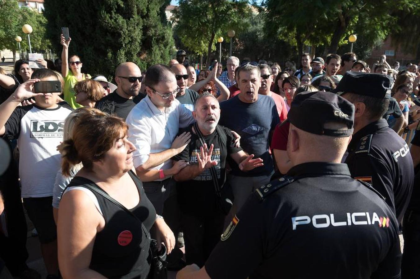 La reanudación de las obras ha encendido los ánimos de los vecinos que desde primera hora de esta mañana protestan en la vía provisional. Los momentos de mayor tensión se han producido esta mañana cuando la gente ha intentado quitar las vallas y los agentes lo han impedido formando una columna. 