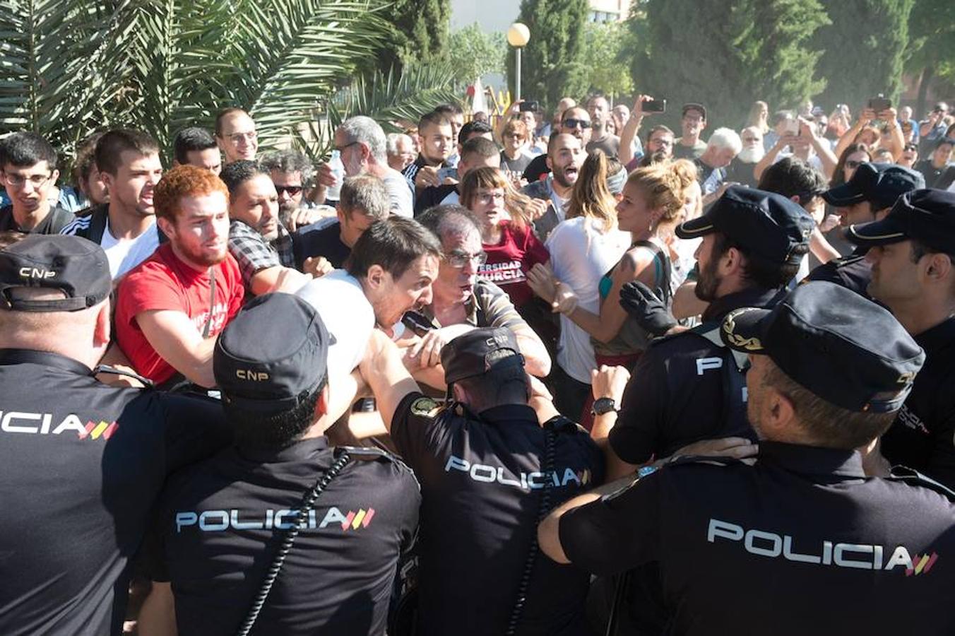 La reanudación de las obras ha encendido los ánimos de los vecinos que desde primera hora de esta mañana protestan en la vía provisional. Los momentos de mayor tensión se han producido esta mañana cuando la gente ha intentado quitar las vallas y los agentes lo han impedido formando una columna. 