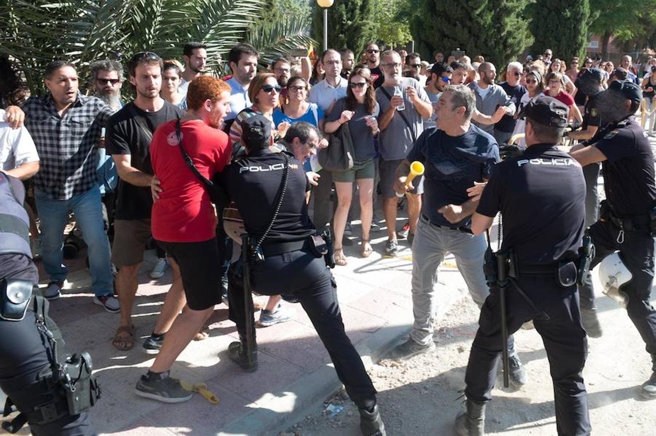 La reanudación de las obras ha encendido los ánimos de los vecinos que desde primera hora de esta mañana protestan en la vía provisional. Los momentos de mayor tensión se han producido esta mañana cuando la gente ha intentado quitar las vallas y los agentes lo han impedido formando una columna. 