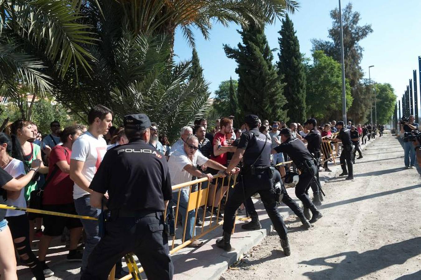 La reanudación de las obras ha encendido los ánimos de los vecinos que desde primera hora de esta mañana protestan en la vía provisional. Los momentos de mayor tensión se han producido esta mañana cuando la gente ha intentado quitar las vallas y los agentes lo han impedido formando una columna. 