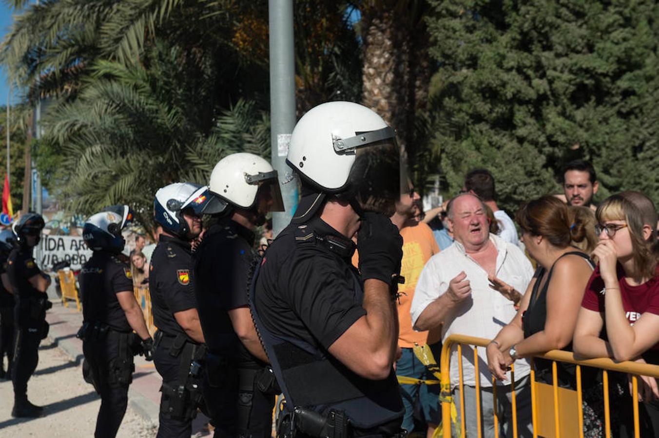 La reanudación de las obras ha encendido los ánimos de los vecinos que desde primera hora de esta mañana protestan en la vía provisional. Los momentos de mayor tensión se han producido esta mañana cuando la gente ha intentado quitar las vallas y los agentes lo han impedido formando una columna. 