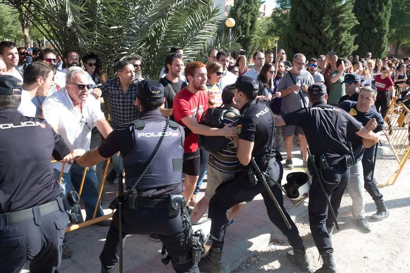 La reanudación de las obras ha encendido los ánimos de los vecinos que desde primera hora de esta mañana protestan en la vía provisional. Los momentos de mayor tensión se han producido esta mañana cuando la gente ha intentado quitar las vallas y los agentes lo han impedido formando una columna. 