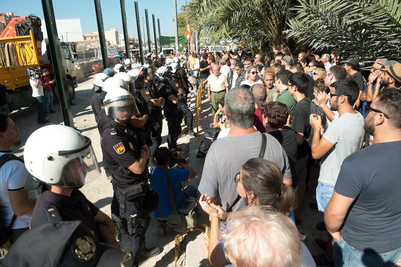 La reanudación de las obras ha encendido los ánimos de los vecinos que desde primera hora de esta mañana protestan en la vía provisional. Los momentos de mayor tensión se han producido esta mañana cuando la gente ha intentado quitar las vallas y los agentes lo han impedido formando una columna. 