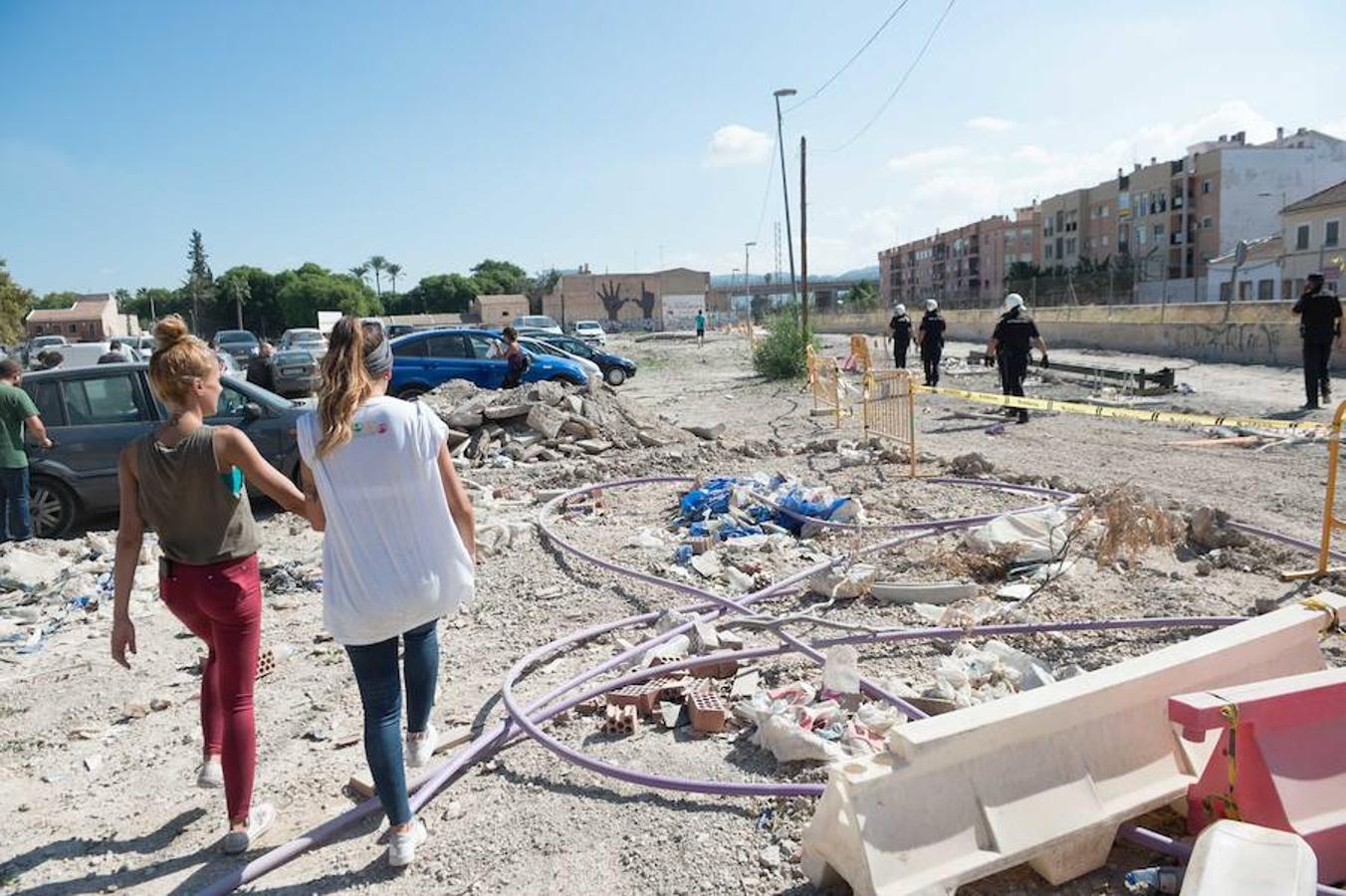 La reanudación de las obras ha encendido los ánimos de los vecinos que desde primera hora de esta mañana protestan en la vía provisional. Los momentos de mayor tensión se han producido esta mañana cuando la gente ha intentado quitar las vallas y los agentes lo han impedido formando una columna. 