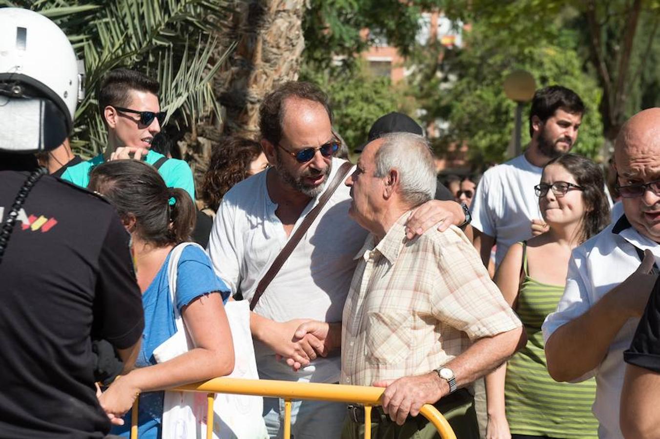 La reanudación de las obras ha encendido los ánimos de los vecinos que desde primera hora de esta mañana protestan en la vía provisional. Los momentos de mayor tensión se han producido esta mañana cuando la gente ha intentado quitar las vallas y los agentes lo han impedido formando una columna. 