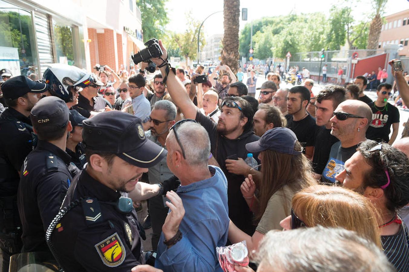 La reanudación de las obras ha encendido los ánimos de los vecinos que desde primera hora de esta mañana protestan en la vía provisional. Los momentos de mayor tensión se han producido esta mañana cuando la gente ha intentado quitar las vallas y los agentes lo han impedido formando una columna. 