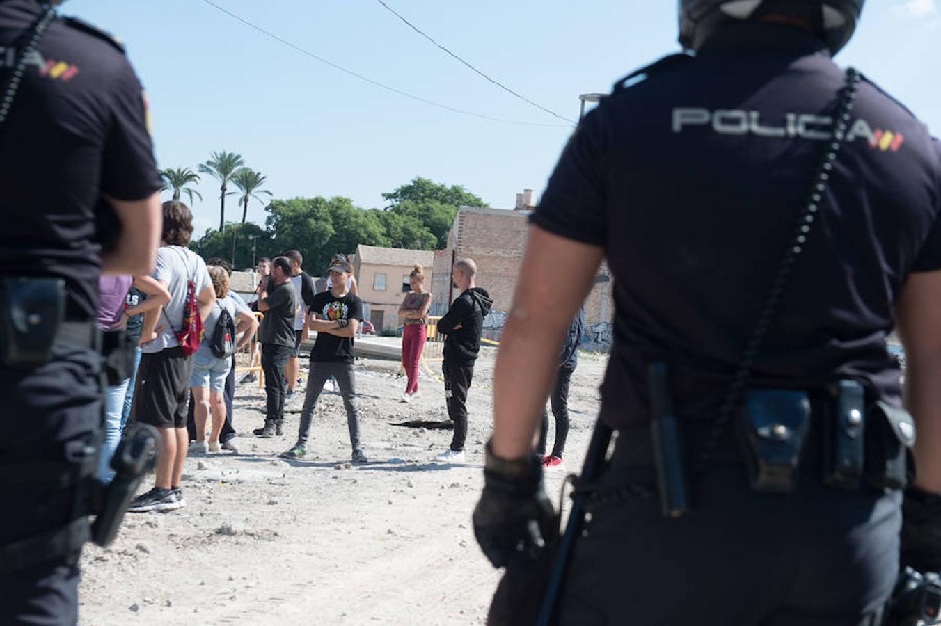 La reanudación de las obras ha encendido los ánimos de los vecinos que desde primera hora de esta mañana protestan en la vía provisional. Los momentos de mayor tensión se han producido esta mañana cuando la gente ha intentado quitar las vallas y los agentes lo han impedido formando una columna. 