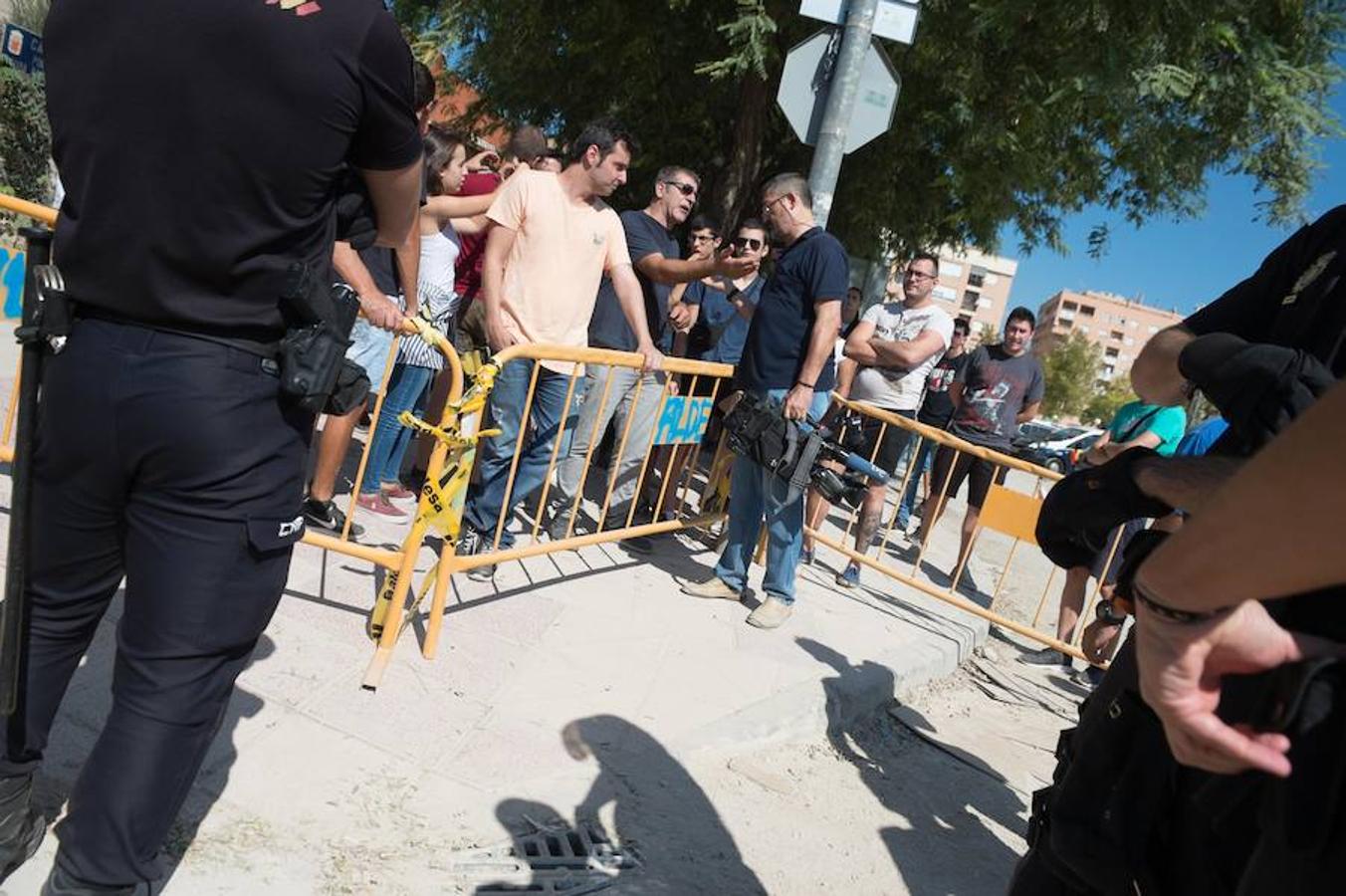 La reanudación de las obras ha encendido los ánimos de los vecinos que desde primera hora de esta mañana protestan en la vía provisional. Los momentos de mayor tensión se han producido esta mañana cuando la gente ha intentado quitar las vallas y los agentes lo han impedido formando una columna. 