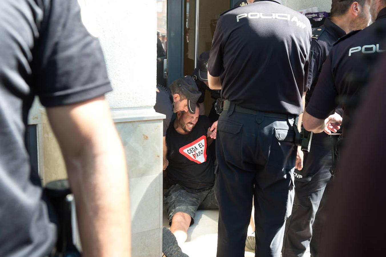 La reanudación de las obras ha encendido los ánimos de los vecinos que desde primera hora de esta mañana protestan en la vía provisional. Los momentos de mayor tensión se han producido esta mañana cuando la gente ha intentado quitar las vallas y los agentes lo han impedido formando una columna. 