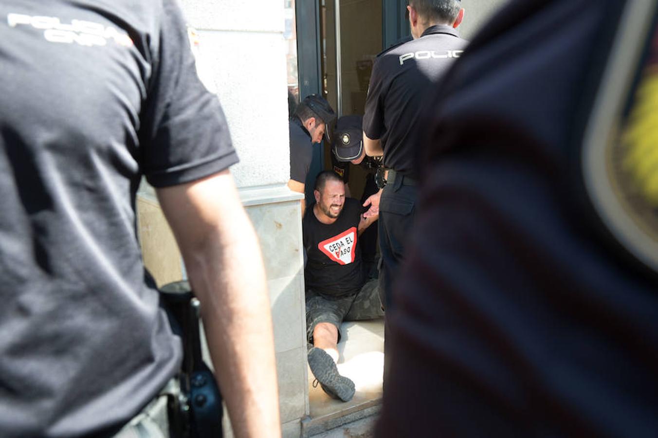 La reanudación de las obras ha encendido los ánimos de los vecinos que desde primera hora de esta mañana protestan en la vía provisional. Los momentos de mayor tensión se han producido esta mañana cuando la gente ha intentado quitar las vallas y los agentes lo han impedido formando una columna. 