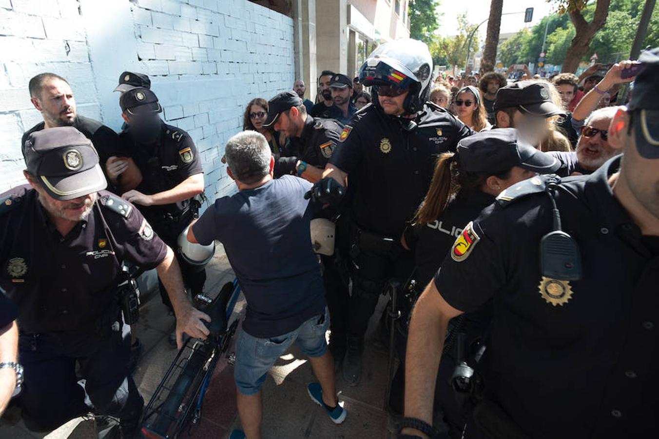 La reanudación de las obras ha encendido los ánimos de los vecinos que desde primera hora de esta mañana protestan en la vía provisional. Los momentos de mayor tensión se han producido esta mañana cuando la gente ha intentado quitar las vallas y los agentes lo han impedido formando una columna. 