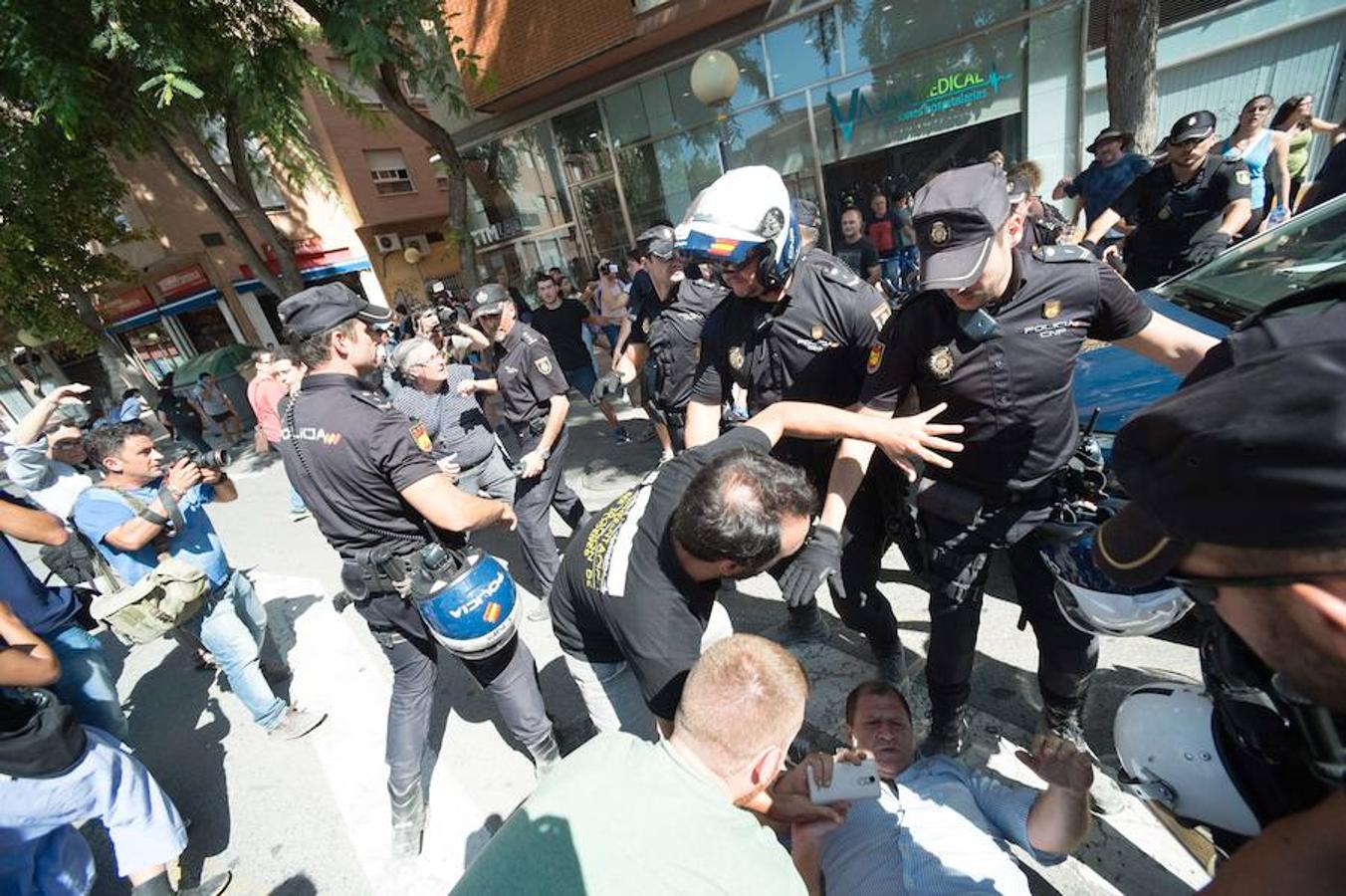 La reanudación de las obras ha encendido los ánimos de los vecinos que desde primera hora de esta mañana protestan en la vía provisional. Los momentos de mayor tensión se han producido esta mañana cuando la gente ha intentado quitar las vallas y los agentes lo han impedido formando una columna. 