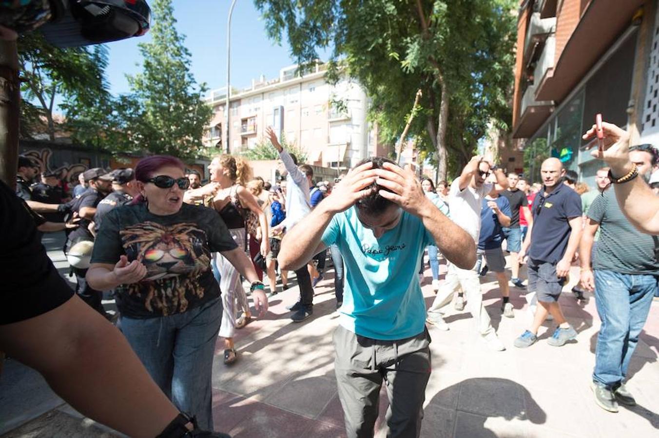 La reanudación de las obras ha encendido los ánimos de los vecinos que desde primera hora de esta mañana protestan en la vía provisional. Los momentos de mayor tensión se han producido esta mañana cuando la gente ha intentado quitar las vallas y los agentes lo han impedido formando una columna. 