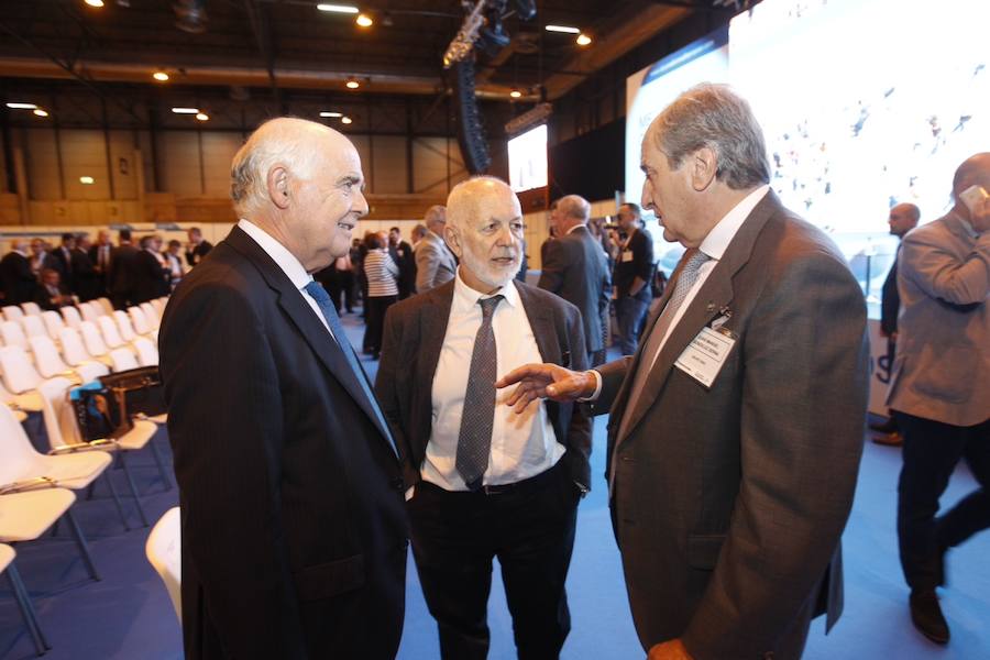 Más de dos mil empresarios de todo el país participan en la reunión a favor de esta infraestructura ferroviaria, entre ellos una nutrida representación de los de la Región de Murcia, encabezados por el presidente de Croem, José María Albarracín. 