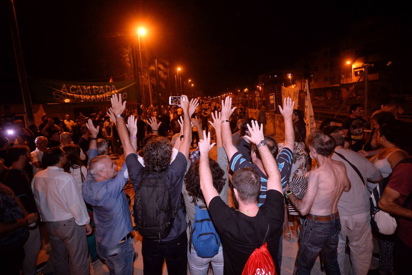 Un grupo de unos 40 radicales protagoniza varios altercados durante la concentración contra las obras del AVE