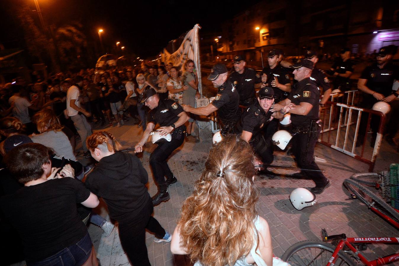 Un grupo de unos 40 radicales protagoniza varios altercados durante la concentración contra las obras del AVE