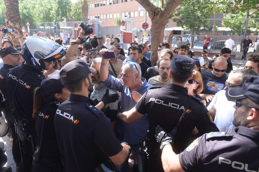 La reanudación de las obras ha encendido los ánimos de los vecinos que desde primera hora de esta mañana protestan en la vía provisional. Los momentos de mayor tensión se han producido esta mañana cuando la gente ha intentado quitar las vallas y los agentes lo han impedido formando una columna.