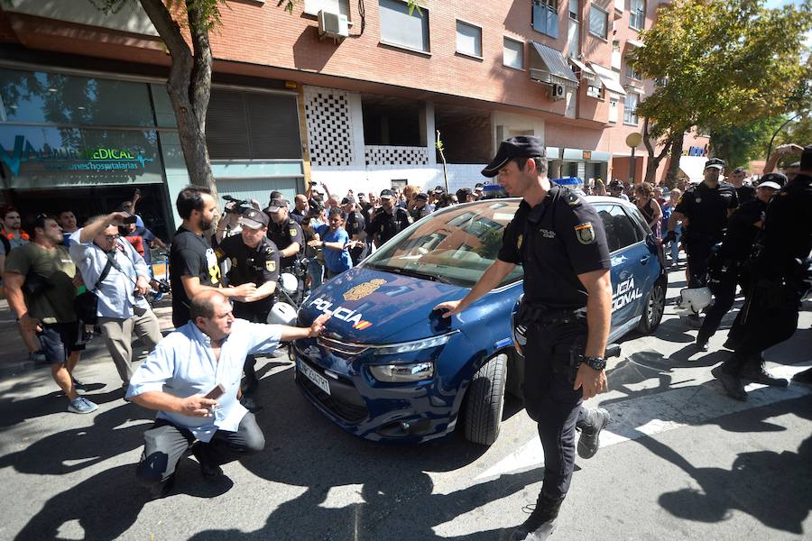 La reanudación de las obras ha encendido los ánimos de los vecinos que desde primera hora de esta mañana protestan en la vía provisional. Los momentos de mayor tensión se han producido esta mañana cuando la gente ha intentado quitar las vallas y los agentes lo han impedido formando una columna.