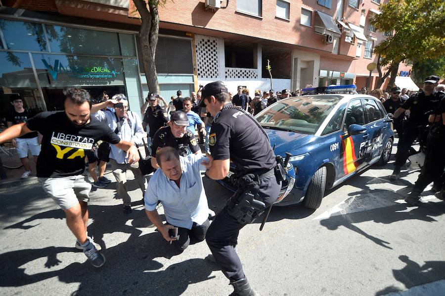 La reanudación de las obras ha encendido los ánimos de los vecinos que desde primera hora de esta mañana protestan en la vía provisional. Los momentos de mayor tensión se han producido esta mañana cuando la gente ha intentado quitar las vallas y los agentes lo han impedido formando una columna.