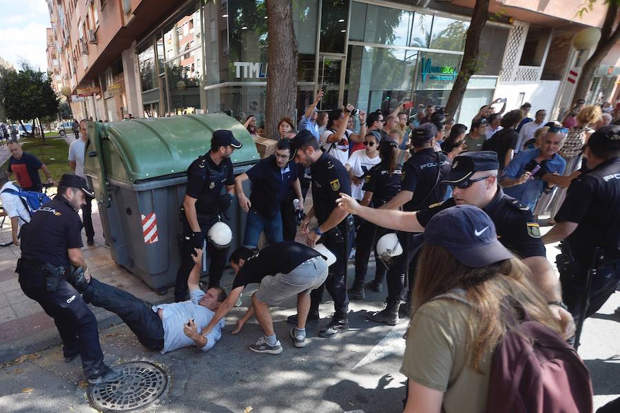 La reanudación de las obras ha encendido los ánimos de los vecinos que desde primera hora de esta mañana protestan en la vía provisional. Los momentos de mayor tensión se han producido esta mañana cuando la gente ha intentado quitar las vallas y los agentes lo han impedido formando una columna.