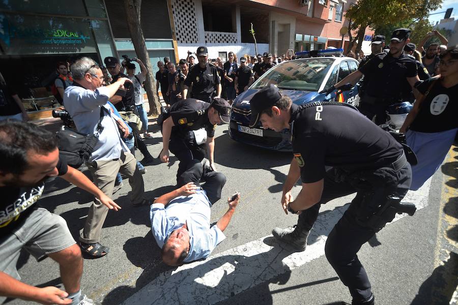 La reanudación de las obras ha encendido los ánimos de los vecinos que desde primera hora de esta mañana protestan en la vía provisional. Los momentos de mayor tensión se han producido esta mañana cuando la gente ha intentado quitar las vallas y los agentes lo han impedido formando una columna.