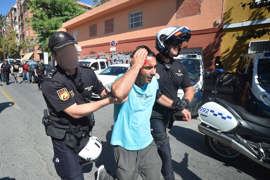 La reanudación de las obras ha encendido los ánimos de los vecinos que desde primera hora de esta mañana protestan en la vía provisional. Los momentos de mayor tensión se han producido esta mañana cuando la gente ha intentado quitar las vallas y los agentes lo han impedido formando una columna.