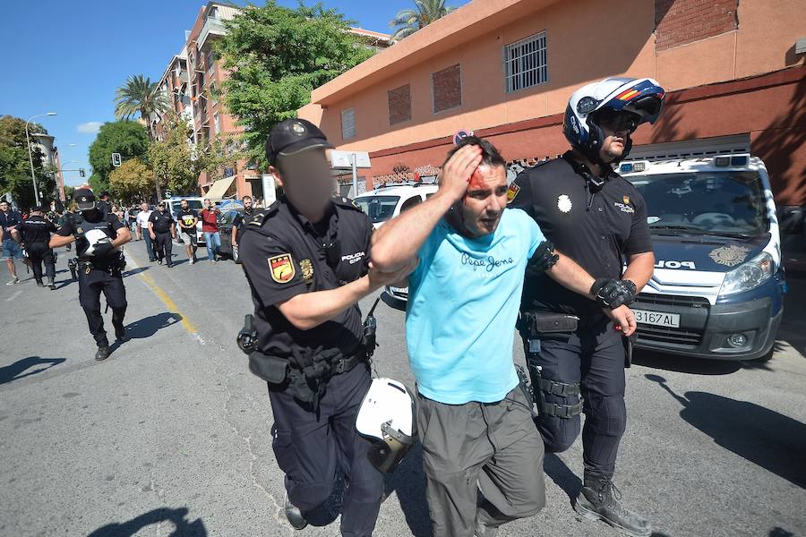 La reanudación de las obras ha encendido los ánimos de los vecinos que desde primera hora de esta mañana protestan en la vía provisional. Los momentos de mayor tensión se han producido esta mañana cuando la gente ha intentado quitar las vallas y los agentes lo han impedido formando una columna.