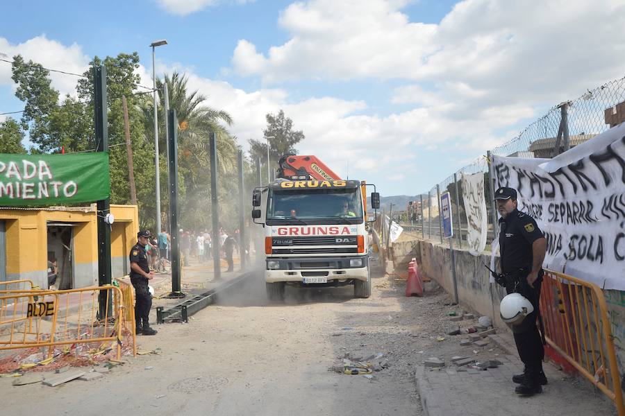 La reanudación de las obras ha encendido los ánimos de los vecinos que desde primera hora de esta mañana protestan en la vía provisional. Los momentos de mayor tensión se han producido esta mañana cuando la gente ha intentado quitar las vallas y los agentes lo han impedido formando una columna.