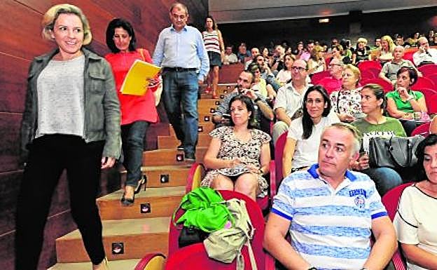 La consejera Martínez-Cachá y Juan Antonio Pedreño, ayer, a su llegada a la asamblea de Ucoerm, en el edificio Moneo. 