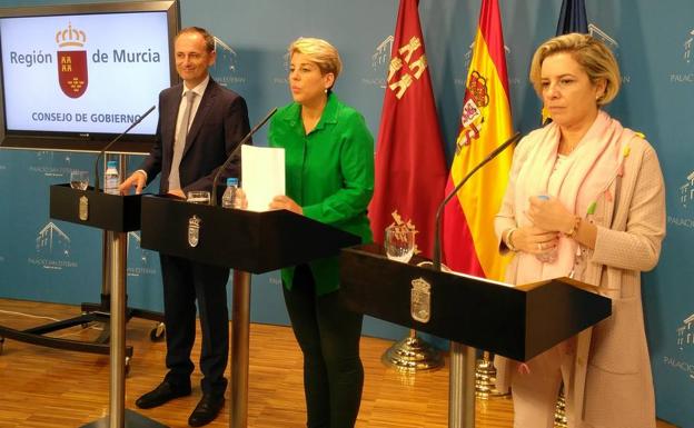 El consejero de Turismo, Cultura y Medio Ambiente, Javier Celdrán; la portavoz del Gobierno regional, Noelia Arroyo; y la consejera de Educación, Juventud y Deportes, Adela Martínez-Cachá, en la rueda de prensa posterior al Consejo de Gobierno.