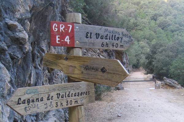 Cartel señalizador de Vadillo, junto al río Borosa.