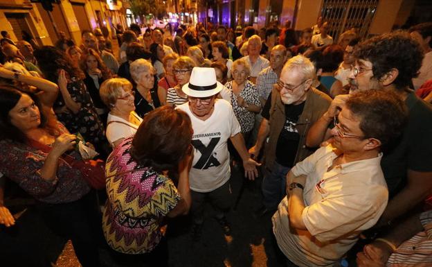 Joaquín Contreras, en el centro, responde a las dudas de los vecinos. 