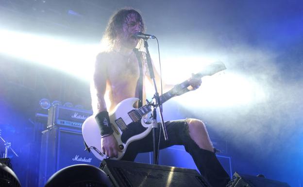 Joel O'Keeffe, guitarrista y cantante de Airbourne, durante su concierto este miércoles en la sala Gamma. 