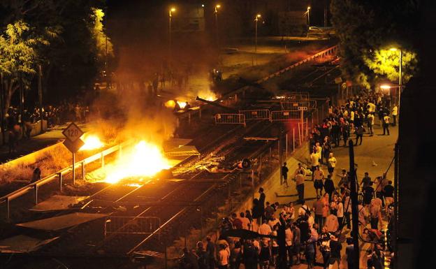 Radicales en las vías donde se prendió fuego a contenedores y neumáticos, se formaron barricadas y se lanzaron vallas, vigas y pantallas de la vía provisional.