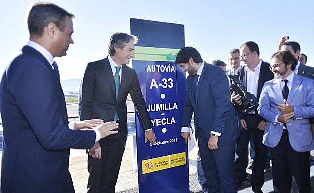 Un momento de la inauguración de la autovía de Yecla, con la presencia del ministro de Fomento, Iñigo de la Serna (segundo por la izquierda).